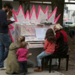 </a>
<strong>"Draw me, I'm your's" von Charlotte Talbot</strong>
Glockenbachspielplatz
</a>
<strong><a href="http://www.ebay.de/itm/291273964673?ssPageName=STRK:MESELX:IT&_trksid=p3984.m1558.l2649" target="_blank"> >>> Klavier "Draw me, I'm your's" bei E-bay kaufen <<< </a></strong>
</a>
Adding an object to urban space is always meaning to be confronted to vandalism. The piano “Draw me I’m yours” is a white wall. It allows users to draw on it, to express themself with music or words and drawings. Zustand: gut für Kindergärten, Garten, Strassenfeste, Anfänger, nichts für sehr hohe klangliche Ansprüche.
</a>
<strong><a href="http://www.isarlust.org/mitglied-spende/" target="_blank"> >>> Bitte hier klicken, um Spiel mich! München 2014 mit einer steuerabzugsfähigen Spende zu unterstützen. <<< </a></strong> </a></strong>
</a>
(Foto: Karo Knote)