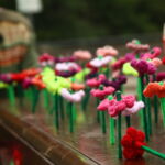 </a>
<strong>"Urban Knitting" von "Die Rausfrauen"</strong>
Isarbalkon/ Corneliusbrücke
</a>
<strong> >>> Klavier "Urban Knitting" ist bereits verkauft <<< </a></strong>
</a>
Seit über drei Jahren machen die Rausfrauen den öffentlichen Raum unsicher, bestücken und beglücken ihn mit handwerklichen Erzeugnissen, die normalerweise schön versteckt im Privaten bleiben. Natürlich wird es stilecht mit rausfräulichen Produkten garniert – wir pflanzen darauf eine bunte Häkelblumenwiese und besticken es im Kreuzstich. Zustand: Klavier mit Geschichte, aber wieder stimmbar.
</a>
<strong><a href="http://www.isarlust.org/mitglied-spende/" target="_blank"> >>> Bitte hier klicken, um Spiel mich! München 2014 mit einer steuerabzugsfähigen Spende zu unterstützen. <<< </a></strong> </a></strong>
</a>
(Foto: Benjamin David)