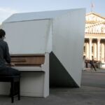 </a>
<strong>"Supersonic" von Konstantin Landuris Studio</strong>
Platz vor der Oper
</a>
<strong><a href="http://www.ebay.de/itm/291273964675?ssPageName=STRK:MESELX:IT&_trksid=p3984.m1558.l2649" target="_blank"> >>> Klavier "Supersonic" bei E-Bay kaufen <<< </a></strong>
</a>
Supersonic ist eine Installation, welche als wie ein Lautsprecheraufsatz den Schall des Klaviers verstärkt. Ähnlich einem Gramofon wird der Klang gerichtet und bekommt durch den vergrößerten Klangkörper ein Volumen. Zustand: Klavier mit Geschichte, aber wieder stimmbar.
</a>
<strong><a href="http://www.isarlust.org/mitglied-spende/" target="_blank"> >>> Bitte hier klicken, um Spiel mich! München 2014 mit einer steuerabzugsfähigen Spende zu unterstützen. <<< </a></strong> </a></strong>
</a>
(Foto: Benjamin David)