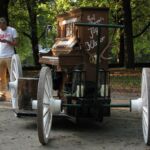 </a>
<strong>"Graf Gamperl's Jäger Klavier" von Florian Alexander Fuchs</strong>
Platz vor der Oper
</a>
<strong>>>> Klavier "Graf Gamperl's Jäger Klavier" ist bereits vergeben und nicht mehr käuflich <<< </a></strong>
</a>
Gestaltet von Florian Alexander Fuchs ist dieser Klavier eines der ganz großen Highlights aus diesem Spiel mich! Jahr. Auf einer alten Pferdekutsche montiert wird dieses Klavier durch ganz München gezogen und sorgt für einzigartige Momente. Bilder sprechen mehr als Worte! Zustand: Klavier mit Geschichte, aber wieder stimmbar.
</a>
<strong><a href="http://www.isarlust.org/mitglied-spende/" target="_blank"> >>> Bitte hier klicken, um Spiel mich! München 2014 mit einer steuerabzugsfähigen Spende zu unterstützen. <<< </a></strong> </a></strong>
</a>
(Foto: Elli Fischer)