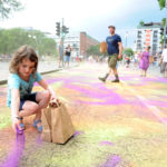 Kunsthappening Autofreie Isar auf der Ludwigsbrücke, Münchner machen die Brücke farbig, 21.Juli 2019 , Copyright : Foto : Stephan Rumpf