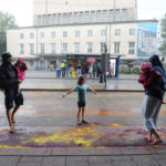 Kunsthappening Autofreie Isar auf der Ludwigsbrücke, Münchner machen die Brücke farbig, 21.Juli 2019 , Copyright : Foto : Stephan Rumpf